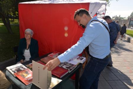 Митинг-концерт в честь 100-летия СССР провели коммунисты в центре Новосибирска