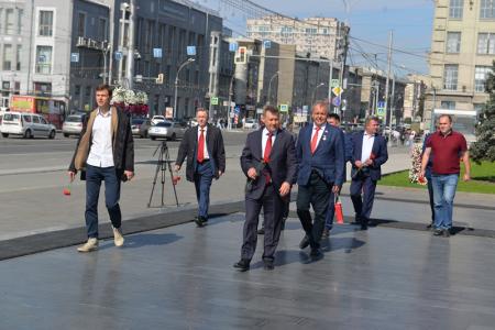 Митинг-концерт в честь 100-летия СССР провели коммунисты в центре Новосибирска