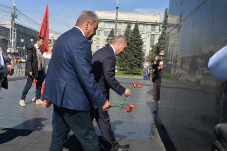 Митинг-концерт в честь 100-летия СССР провели коммунисты в центре Новосибирска