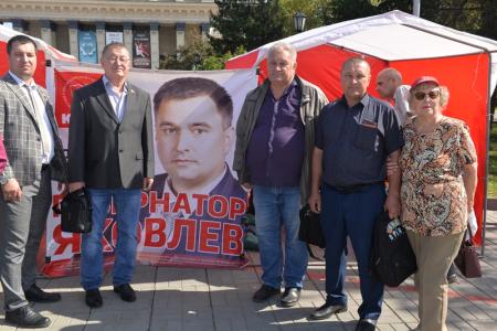 Митинг-концерт в честь 100-летия СССР провели коммунисты в центре Новосибирска