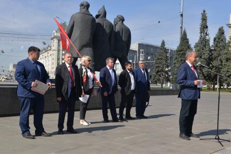 Митинг-концерт в честь 100-летия СССР провели коммунисты в центре Новосибирска