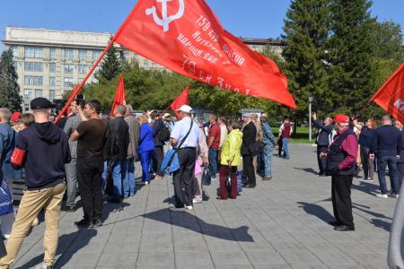 Митинг-концерт в честь 100-летия СССР провели коммунисты в центре Новосибирска