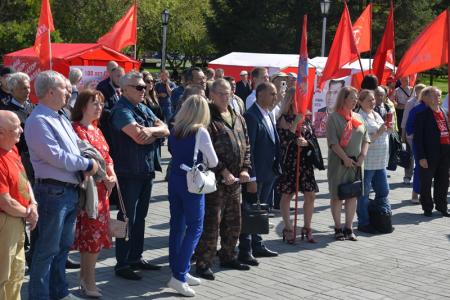Митинг-концерт в честь 100-летия СССР провели коммунисты в центре Новосибирска