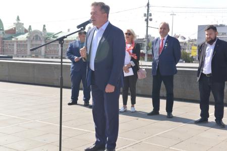 Митинг-концерт в честь 100-летия СССР провели коммунисты в центре Новосибирска