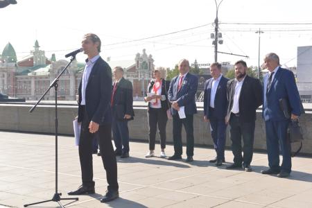 Митинг-концерт в честь 100-летия СССР провели коммунисты в центре Новосибирска