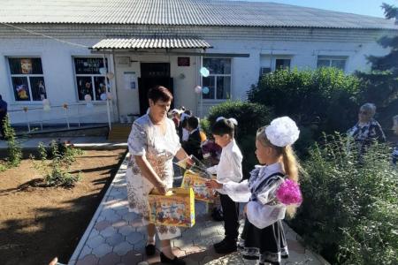 В Волгограде депутаты-коммунисты поздравили школьников и студентов с Днем знаний