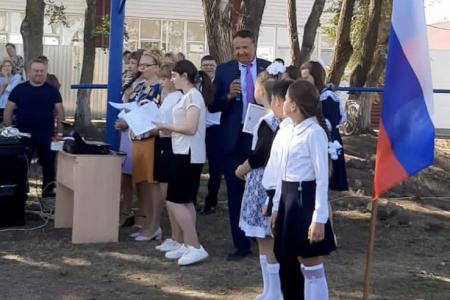 В Волгограде депутаты-коммунисты поздравили школьников и студентов с Днем знаний