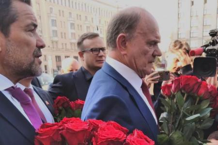 Г.А. Зюганов посетил церемонию прощания с советским поэтом-песенником Николаем Добронравовым