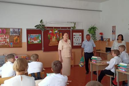 В Волгограде депутаты-коммунисты поздравили школьников и студентов с Днем знаний