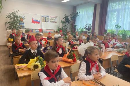 Ленинградские коммунисты поздравили детей на линейках и классных часах