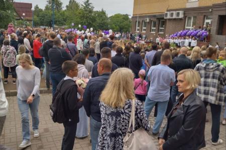 Ленинградские коммунисты поздравили детей на линейках и классных часах