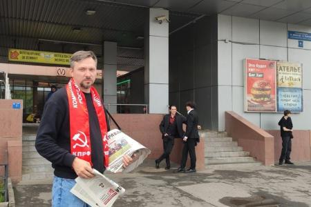 Ленинградские коммунисты поздравили детей на линейках и классных часах