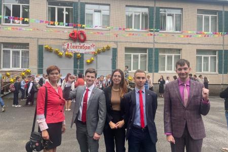 Ленинградские коммунисты поздравили детей на линейках и классных часах