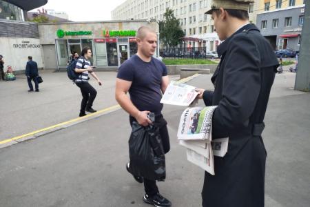 Ленинградские коммунисты поздравили детей на линейках и классных часах