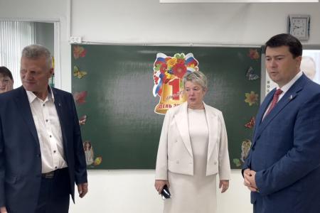 Новгородская область. Олег Лебедев поздравил с Днём знаний школьников, их родителей и учителей, а также передал школьные принадлежности многодетной семье