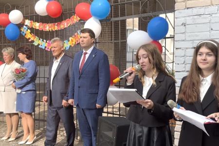 Новгородская область. Олег Лебедев поздравил с Днём знаний школьников, их родителей и учителей, а также передал школьные принадлежности многодетной семье