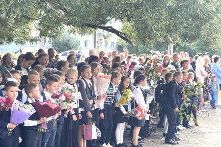 Новгородская область. Олег Лебедев поздравил с Днём знаний школьников, их родителей и учителей, а также передал школьные принадлежности многодетной семье
