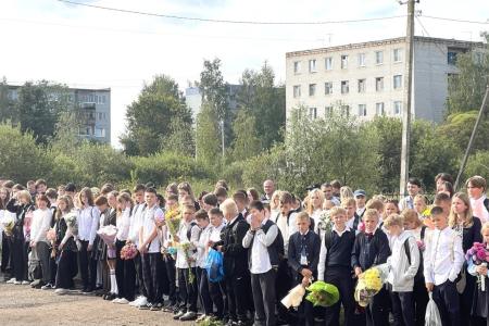 Новгородская область. Олег Лебедев поздравил с Днём знаний школьников, их родителей и учителей, а также передал школьные принадлежности многодетной семье