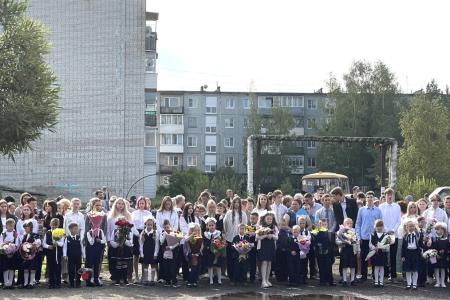 Новгородская область. Олег Лебедев поздравил с Днём знаний школьников, их родителей и учителей, а также передал школьные принадлежности многодетной семье
