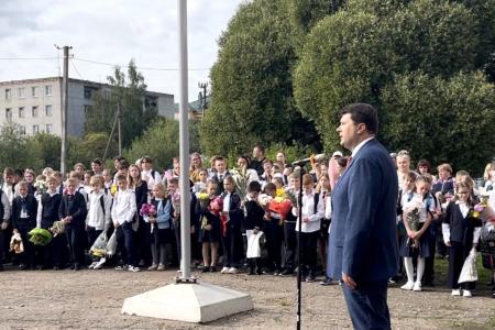 Новгородская область. Олег Лебедев поздравил с Днём знаний школьников, их родителей и учителей, а также передал школьные принадлежности многодетной семье