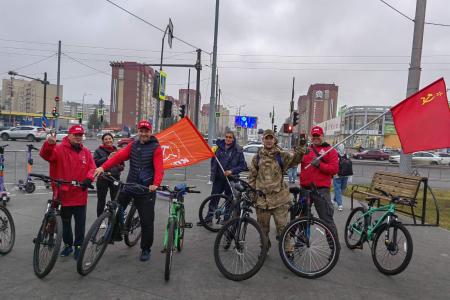 Коммунисты Тюмени провели акцию по раздаче газеты «Правда»