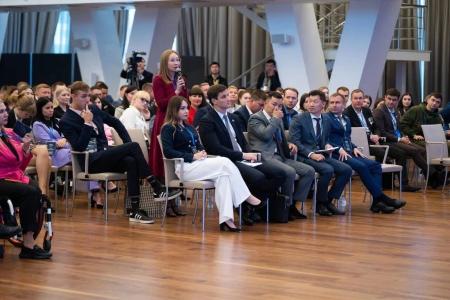 «Перед вами стоят большие задачи». Лидер КПРФ Геннадий Зюганов выступил перед членами молодёжного парламента при Госдуме