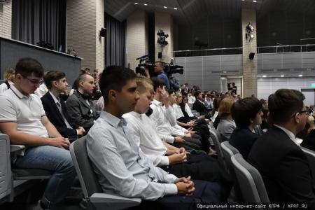 Г.А. Зюганов выступил на торжественной линейке в совхозе имени Ленина. Репортаж Ильи Гамова