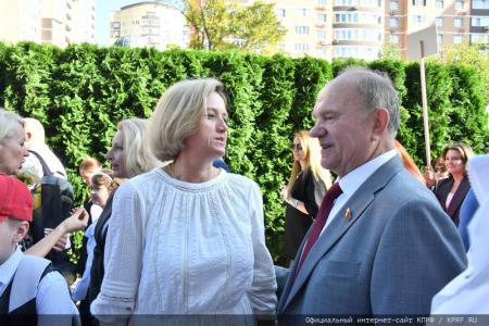 Г.А. Зюганов выступил на торжественной линейке в совхозе имени Ленина. Репортаж Ильи Гамова