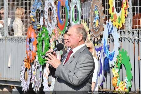 Г.А. Зюганов выступил на торжественной линейке в совхозе имени Ленина. Репортаж Ильи Гамова