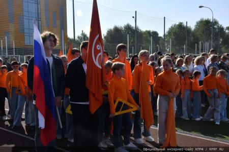 Г.А. Зюганов выступил на торжественной линейке в совхозе имени Ленина. Репортаж Ильи Гамова