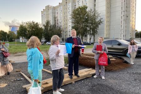 Москва. Депутат Госдумы Сергей Обухов провел дворовые встречи с избирателями в районе Метрогородок ВАО