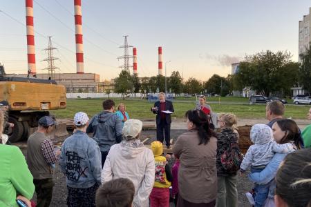 Москва. Депутат Госдумы Сергей Обухов провел дворовые встречи с избирателями в районе Метрогородок ВАО