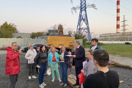 Москва. Депутат Госдумы Сергей Обухов провел дворовые встречи с избирателями в районе Метрогородок ВАО