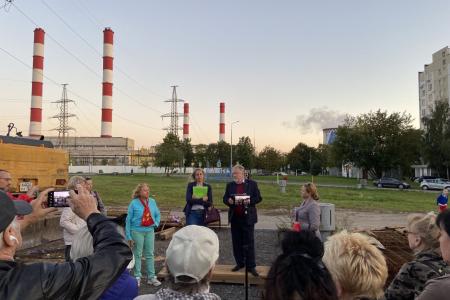 Москва. Депутат Госдумы Сергей Обухов провел дворовые встречи с избирателями в районе Метрогородок ВАО