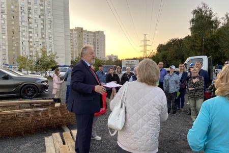 Москва. Депутат Госдумы Сергей Обухов провел дворовые встречи с избирателями в районе Метрогородок ВАО