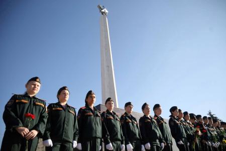Айрат Гибатдинов почтил память советских воинов в День Победы над милитаристской Японией