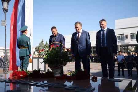Айрат Гибатдинов почтил память советских воинов в День Победы над милитаристской Японией