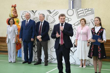 Глава Хакасии Валентин Коновалов и депутат Госдумы России Леонид Калашников побывали на Дне знаний в учебных учреждениях республики
