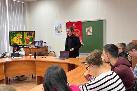Старший вожатый Рязанской пионерской организации провел занятие для студентов, посвященное традициям пионерского движения
