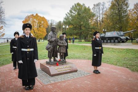 Ярославская область. В Рыбинске при участии КПРФ открыт первый памятник «детям войны»