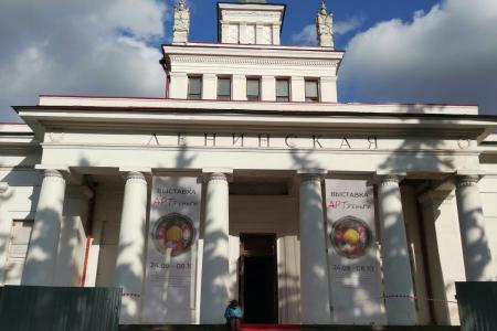 Руководитель фракции КПРФ в Московской областной Думе Александр Наумов посетил выставку в историческом здании станции «Ленинская»