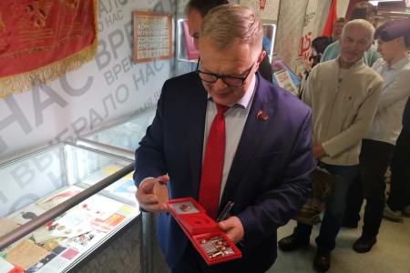 Депутаты-коммунисты Мособлдумы во главе с руководителем фракции КПРФ Александром Наумовым открыли в Московской областной Думе выставку, посвященную 105-летию Ленинского Комсомола