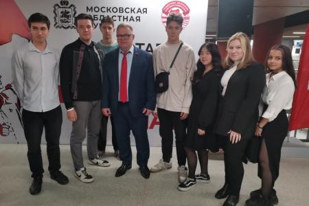 Депутаты-коммунисты Мособлдумы во главе с руководителем фракции КПРФ Александром Наумовым открыли в Московской областной Думе выставку, посвященную 105-летию Ленинского Комсомола