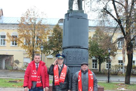 Калужские коммунисты провели митинг и автопробег в честь Дня рождения ВЛКСМ