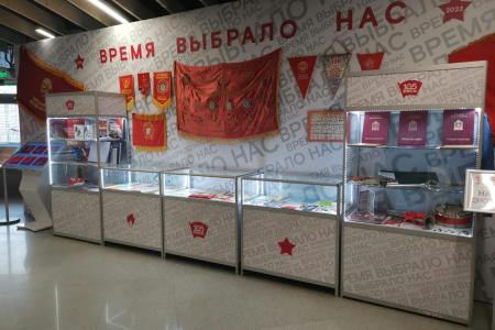 Депутаты-коммунисты Мособлдумы во главе с руководителем фракции КПРФ Александром Наумовым открыли в Московской областной Думе выставку, посвященную 105-летию Ленинского Комсомола