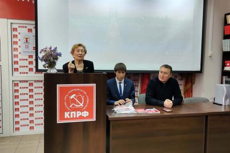 В Чувашии юбилей Ленинского комсомола отметили возложением цветов, дебатами и квизом