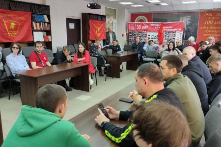 В Чувашии юбилей Ленинского комсомола отметили возложением цветов, дебатами и квизом