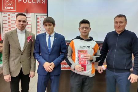 В Чувашии юбилей Ленинского комсомола отметили возложением цветов, дебатами и квизом