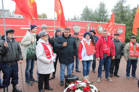 Калужские коммунисты провели митинг и автопробег в честь Дня рождения ВЛКСМ
