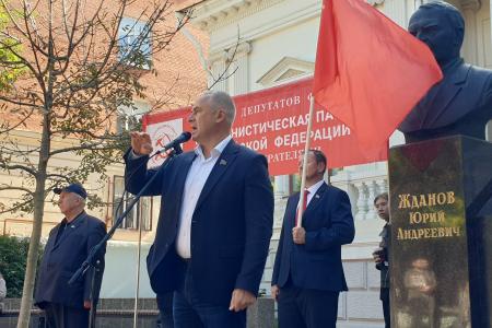 «Советская Конституция гарантировала права всем гражданам»: в Ростове прошла встреча депутатов-коммунистов с избирателями
